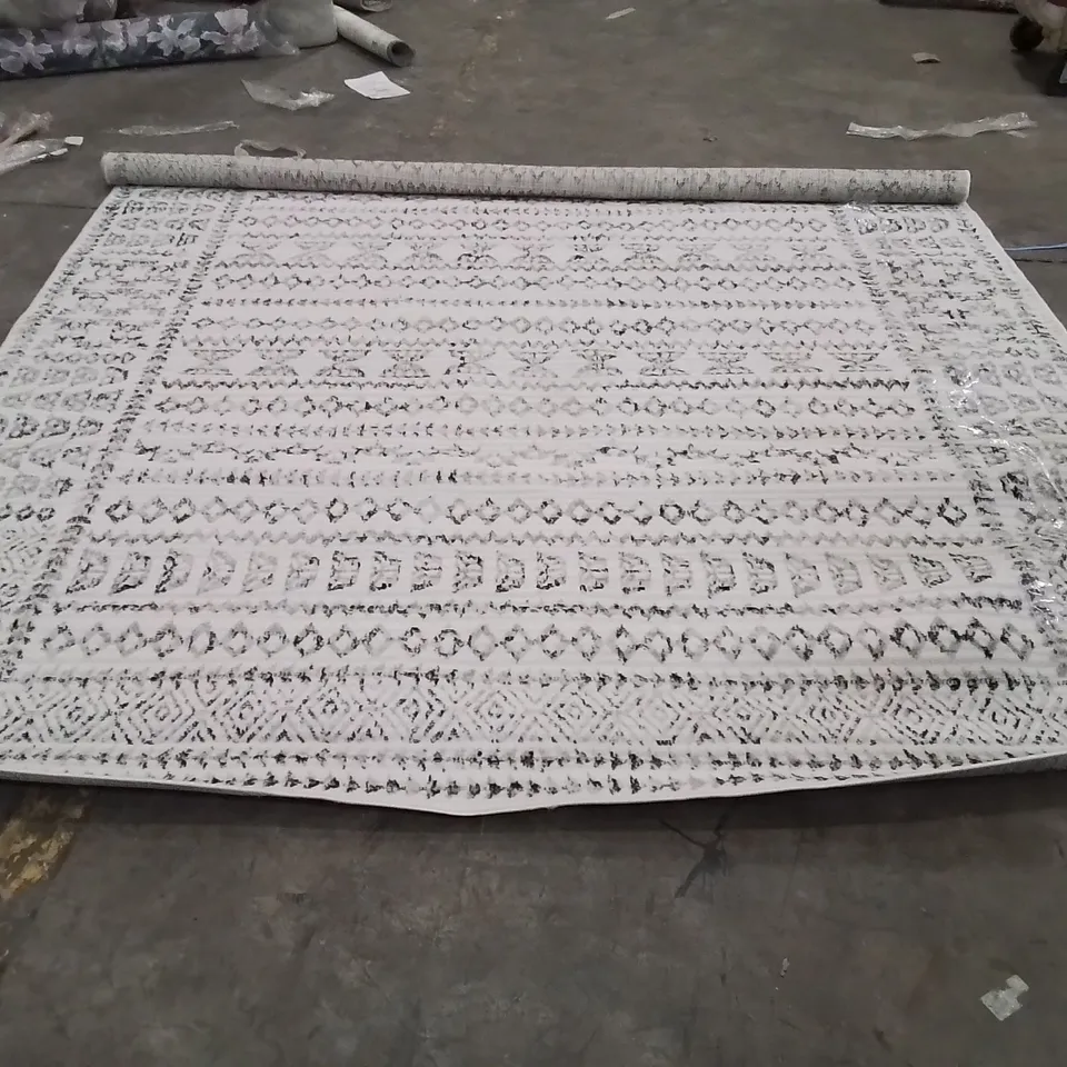 QUALITY DESIGNER AREA RUG - APPROXIMATELY 305X240CM