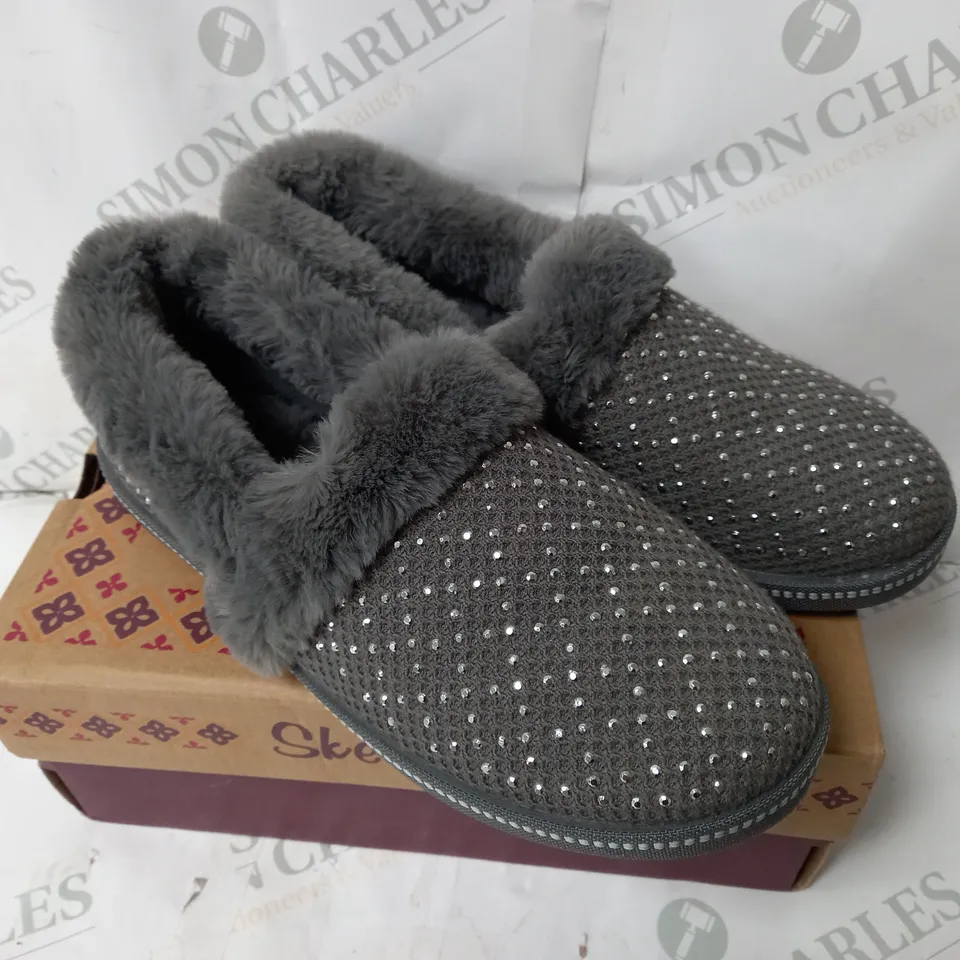 BOXED PAIR SKECHERS COZY SLIPPERS - CHARCOAL - UK SIZE 5 - BOXED 
