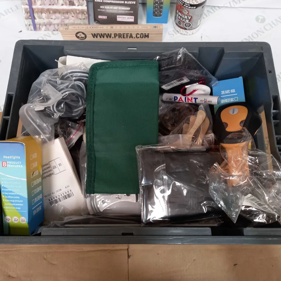 BOX OF APPROX 30 ASSORTED ITEMS TO INCLUDE - LED WARNING LIGHT, KNEE COMPRESSION SLEEVE, WOODEN TAPE MEASURE ETC