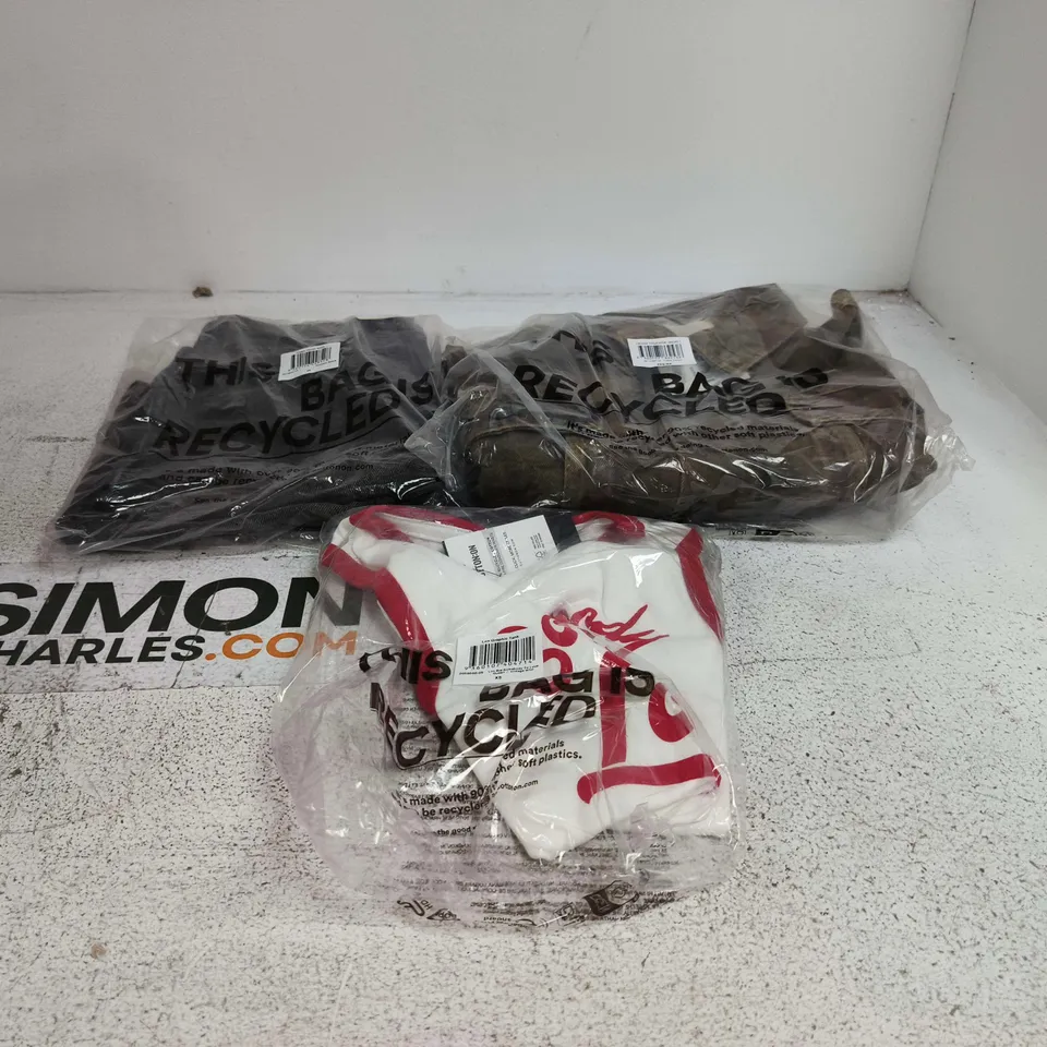 BOX OF APPROXIMATELY 20 ASSORTED CLOTHING ITEMS TO INCLUDE QUEEN SOMEBODY TO LOVE T SHIRT, DENIM TRUCKER JACKET ETC