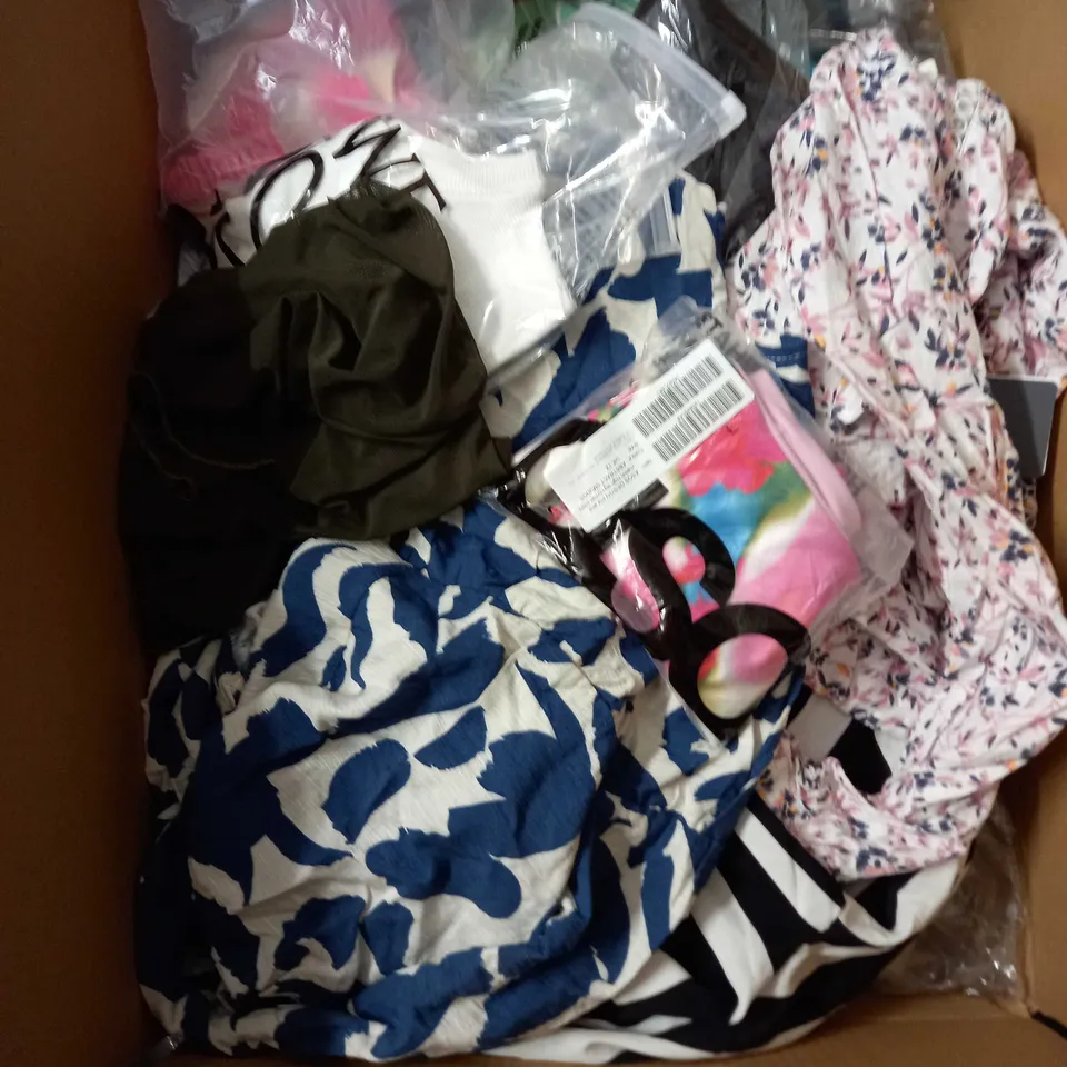 BOX OF APPROX 35 ASSORTED CLOTHING ITEMS TO INCLUDE - DRESSES, T-SHIRTS AND TROUSERS