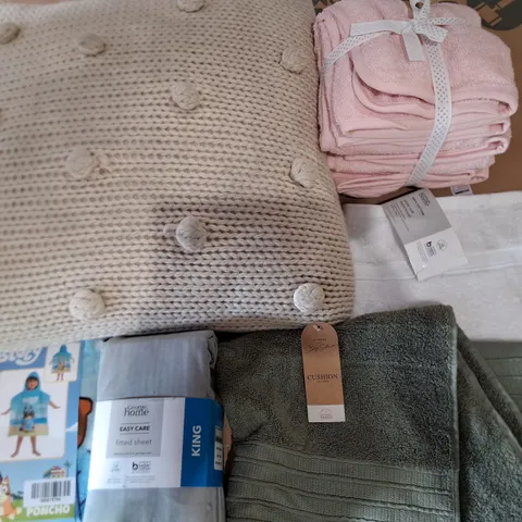 LOT OF APPROXIMATELY 15 ASSORTED BEDDING AND SOFT FURNISHING ITEMS TO INCLUDE CUSHION, TOWELS AND SHEETS