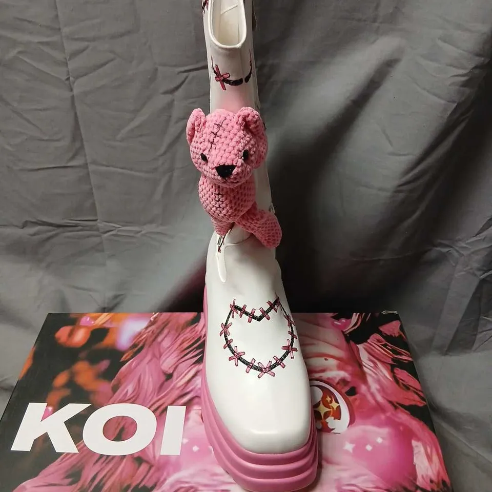 KOI TWISTED TEDDY TETHERS LONG BOOT – WHITE, UK 4