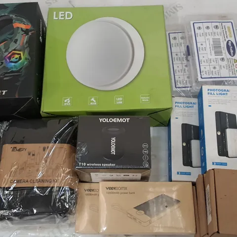 LOT OF APPROXIMATELY 16 ASSORTED ITEMS TO INCLUDE 10000MAH POWER BANKS, LED LIGHT AND WIRELESS SPEAKER