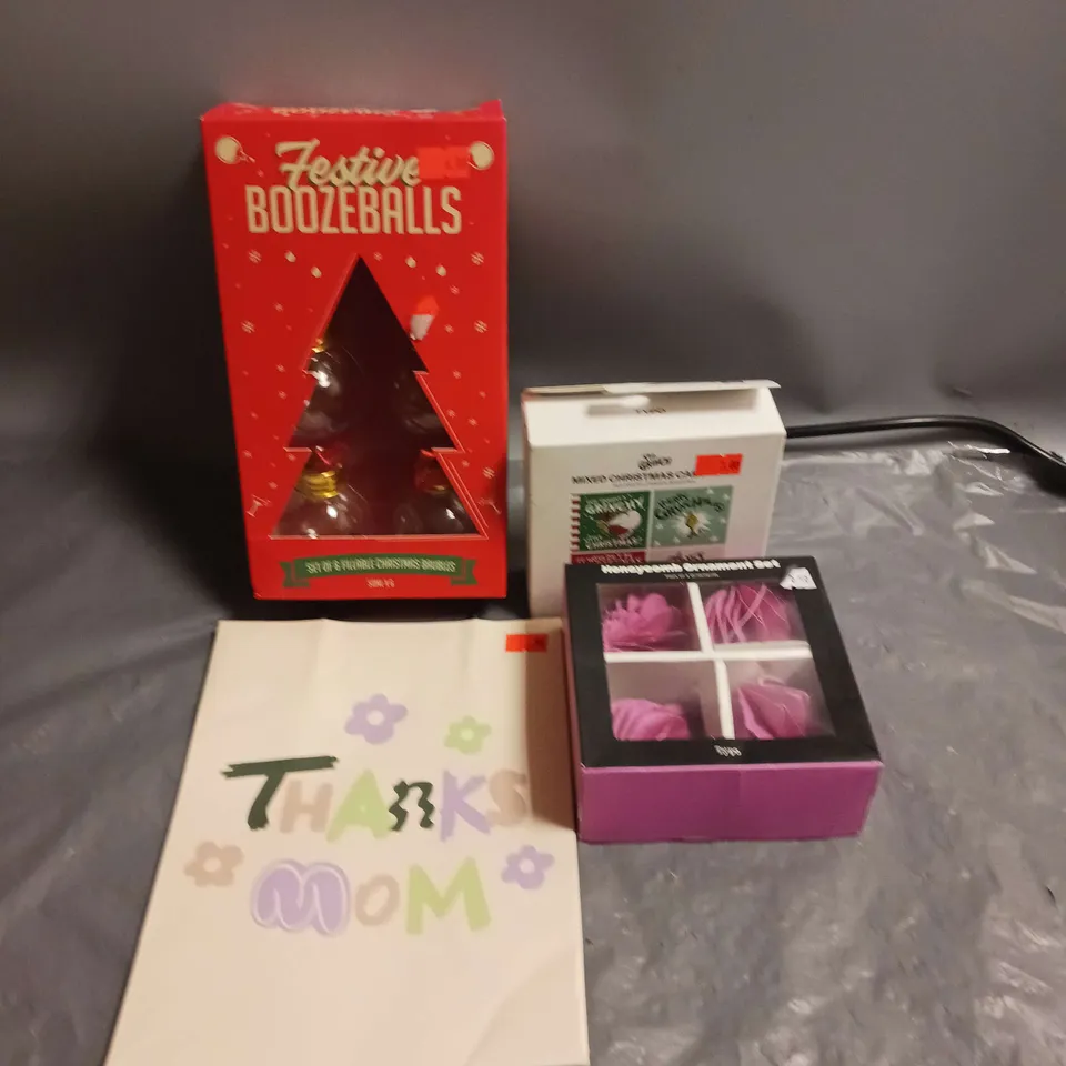 MEDIUM BOX OF APPROXIMATELY 20 ASSORTED HOUSEHOLD ITEMS TO INCLUDE GIFT BAGS, CARDS AND ORNAMENTS