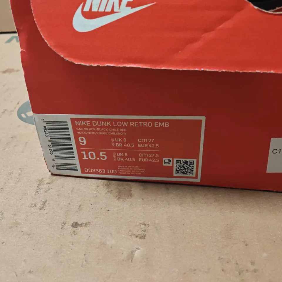 BOXED NIKE DUNK LOW RETRO EMB TRAINERS IN RED & WHITE – UK 8 (US 9)