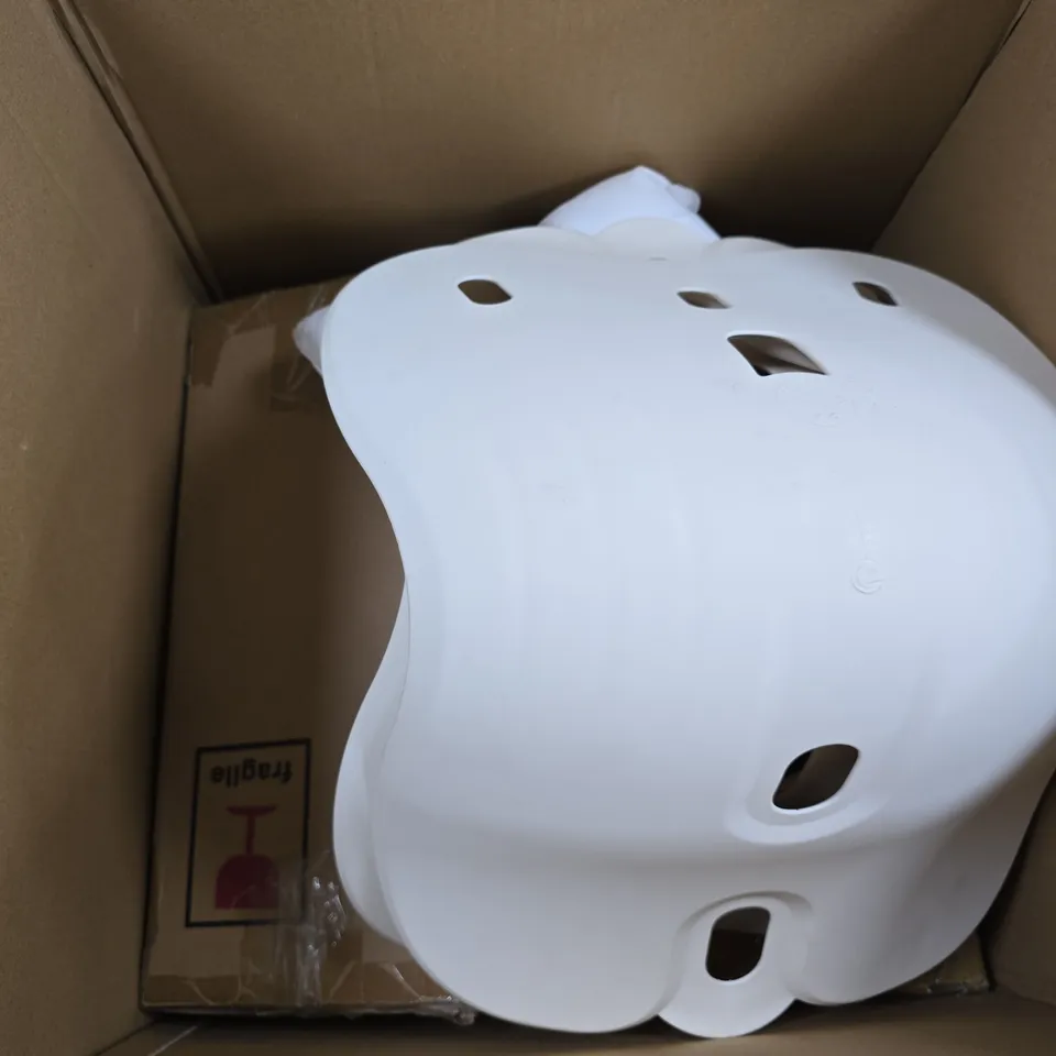 BOX OF APPROXIMATELY 12 ASSORTED ITEMS TO INCLUDE COZEE HOME SUPERSOFT CUSHION, BODIFLX ETC