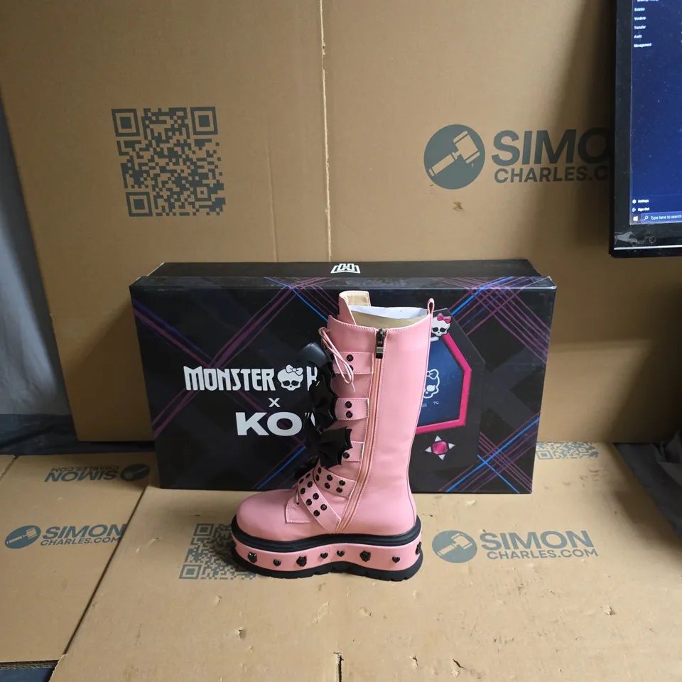 KOI MONSTER HIGH COUNT FABULOUS LONG BOOTS - PINK - UK SIZE 3 