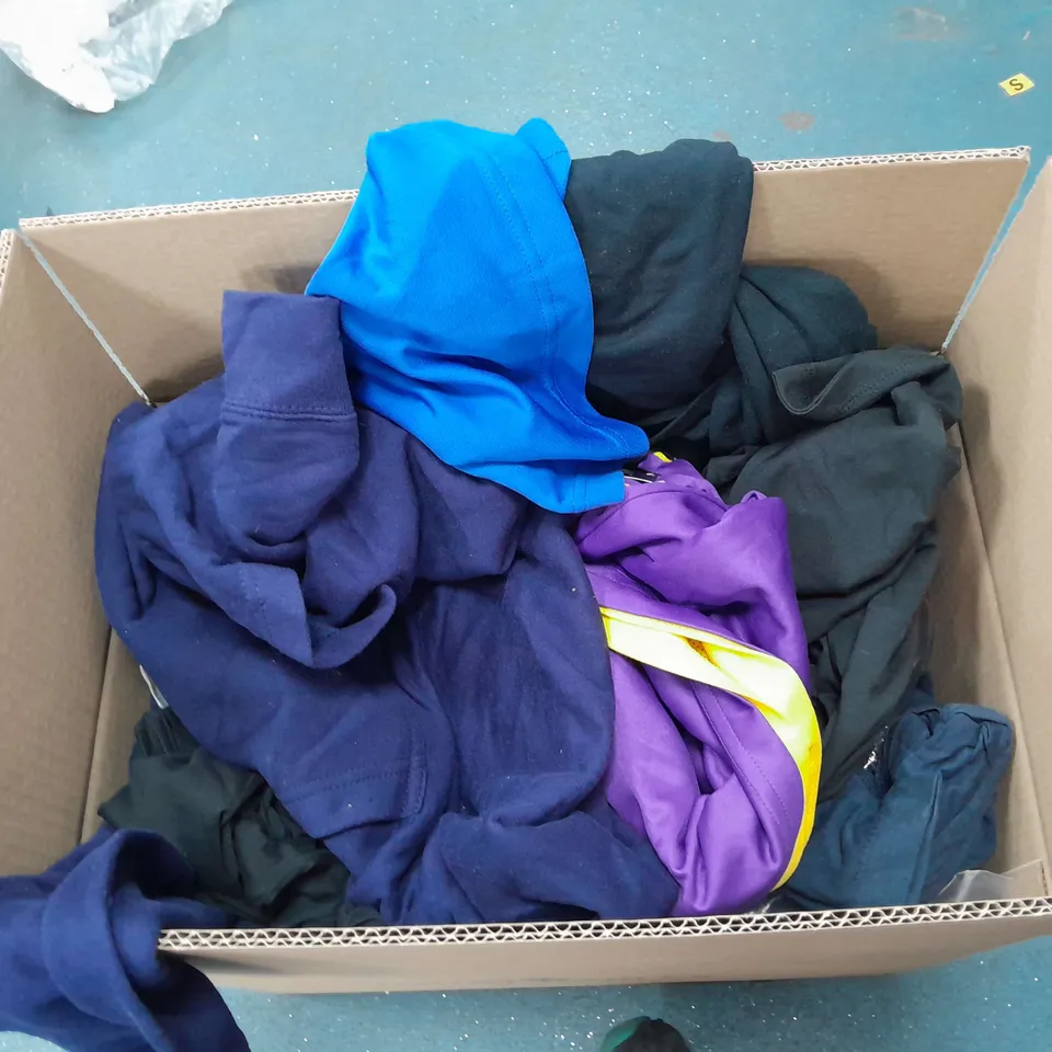 LOT OF APPROX 20 CLOTHING ITEMS , TO INCLUDE FRUIT OF THE LOOM TOP , T-SHIRTS , ETC