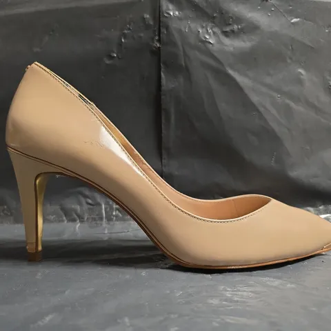 PAIR OF TED BAKER POINTED TOE STILETTO HEEL SHOES IN ROSE/GOLD SIZE EU 39