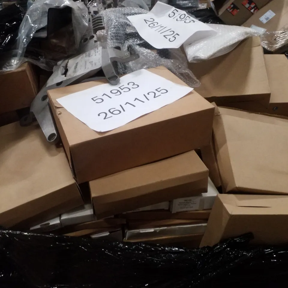 PALLET CONTAINING ASSORTED CAR PARTS INCLUDING MIRROR INDICATOR & WING MIRRORS 