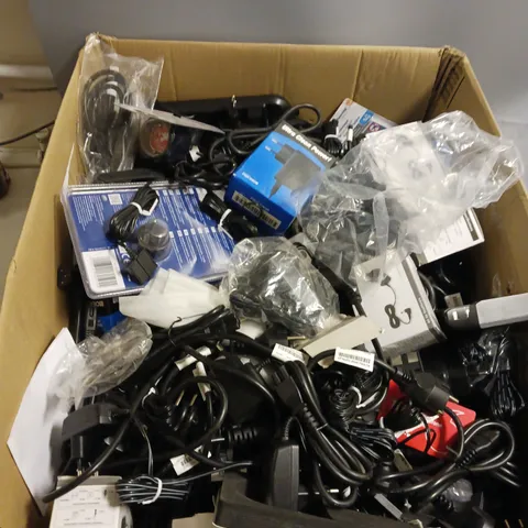 BOX OF ASSORTED ELECTRICAL ITEMS TOO INCLUDE USB WIRES AND COMPUTER ACCESSORIES 