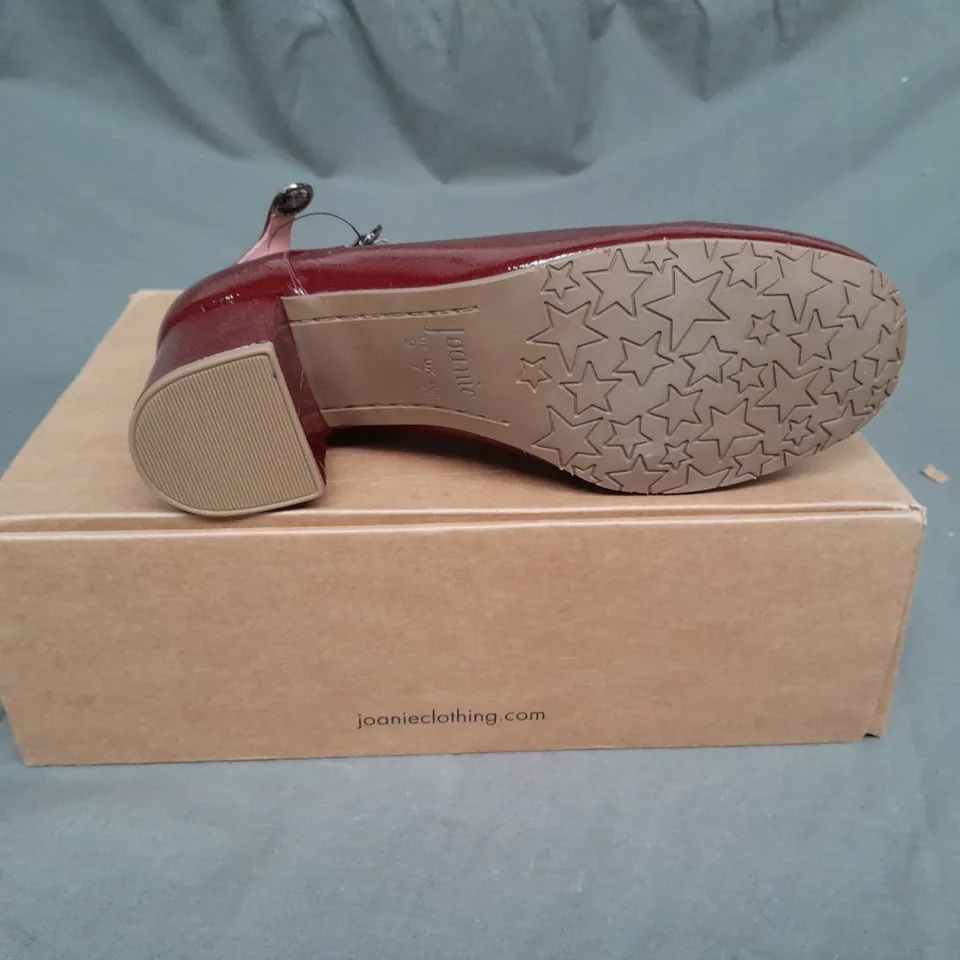 BOXED PAIR OF JOANIE ROUEN BLOCK HEEL CLOSE TOE SHOE SIZE 7