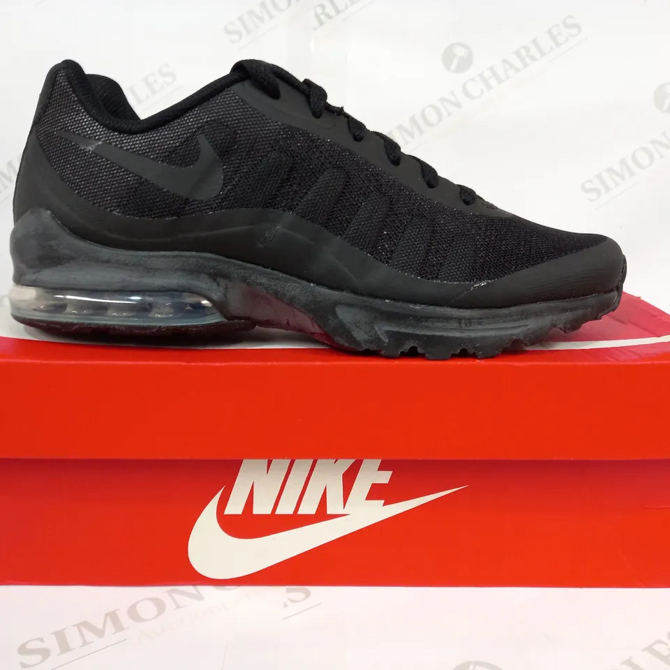 BOXED PAIR OF NIKE AIR MAX INVIGOR SHOES IN BLACK UK SIZE 8