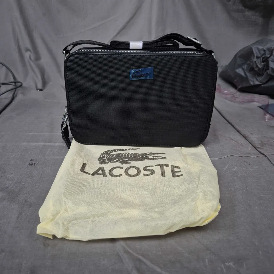 BLACK TEXTURED CROSSBODY BAG WITH ZIP CLOSURE 