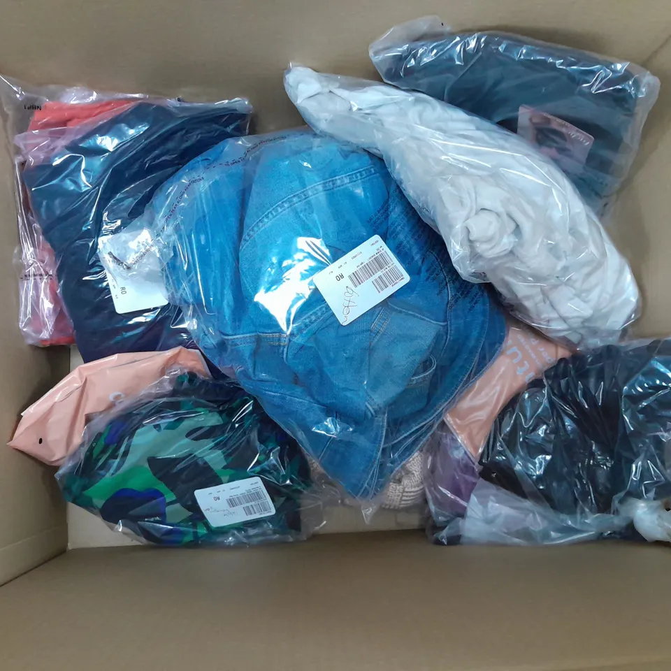 LARGE BOX OF ASSORTED CLOTHING PIECES TO INCLUDE COATS, LEGGINGS, AND JUMPERS ETC. 