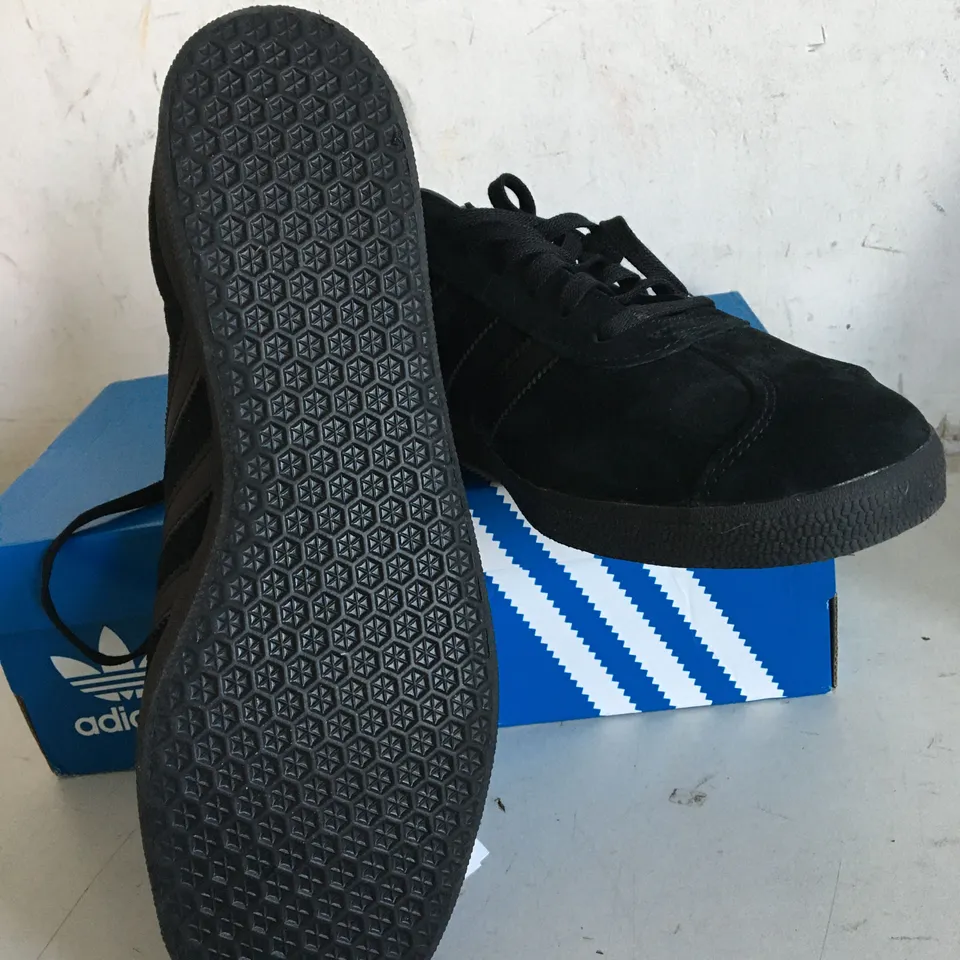 BOXED PAIR OF ADIDAS GAZELLE BLACK TRAINERS SIZE 10.5