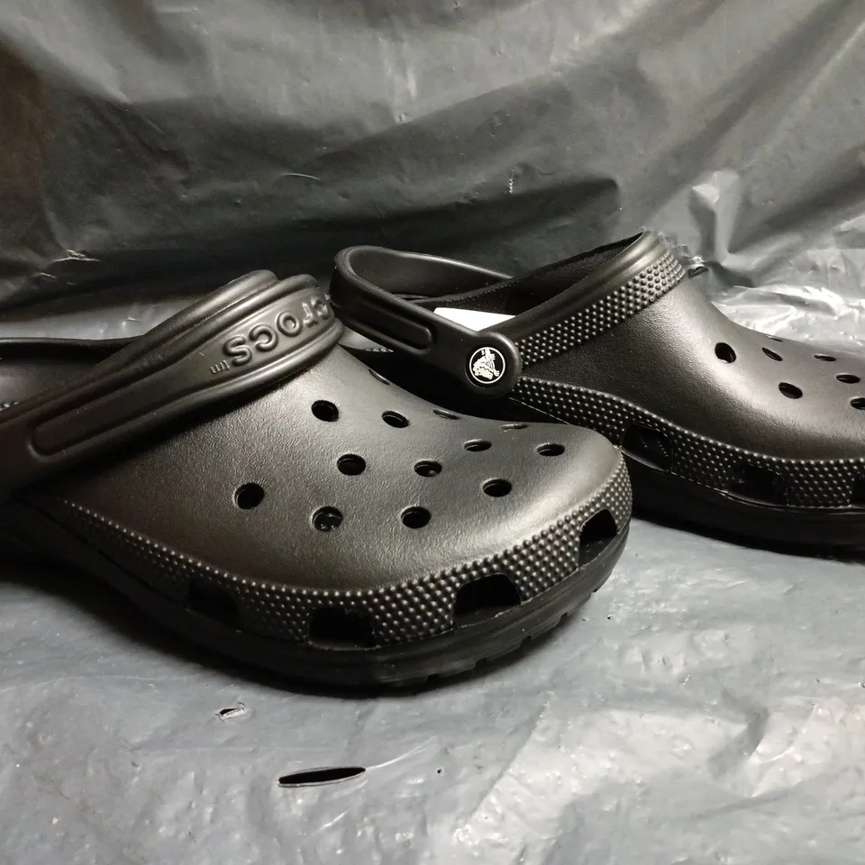 PAIR OF CROCS CLASSIC CLOGS IN BLACK SIZE UK M6/W7