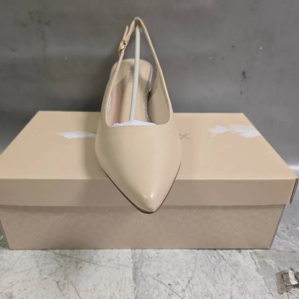BOXED PAIR OF PARADOX POINTED TOE BLOCK HEEL SLINGBACK SHOES IN NUDE SIZE EU 40