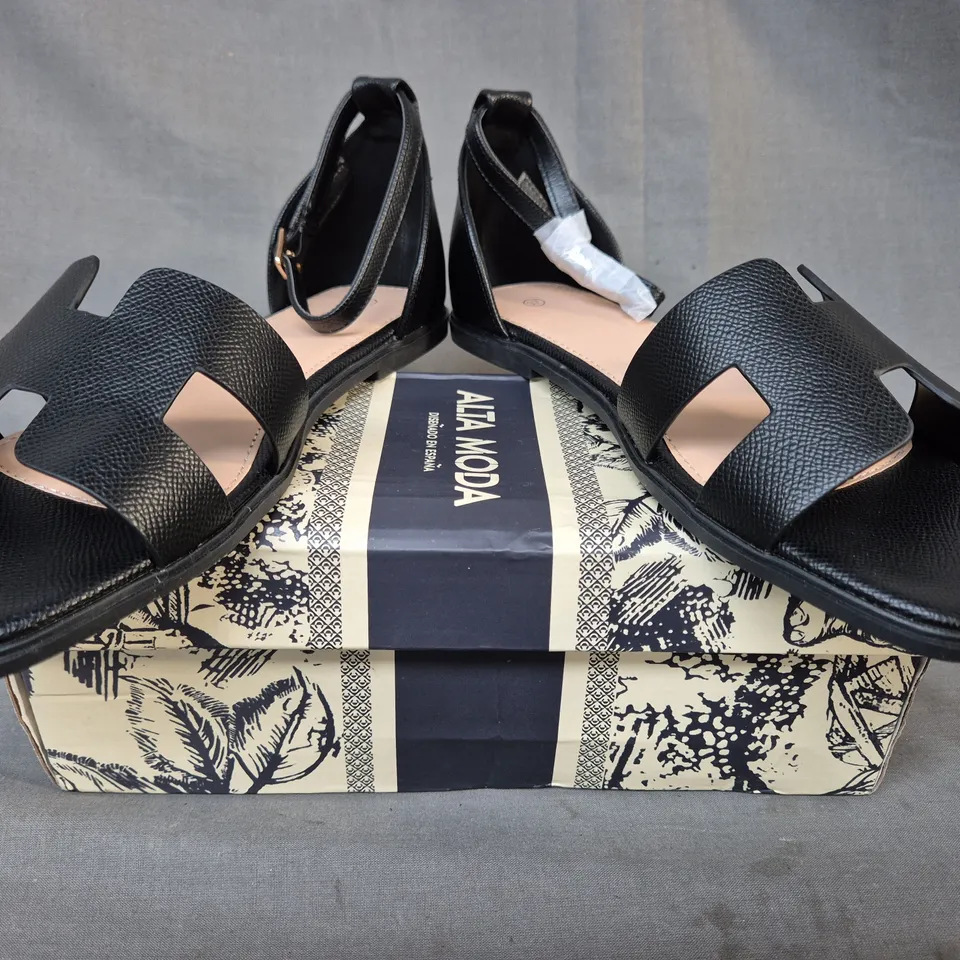 BOXED PAIR OF ALTA MODA OPEN TOE FLAT SHOES IN BLACK EU SIZE 37