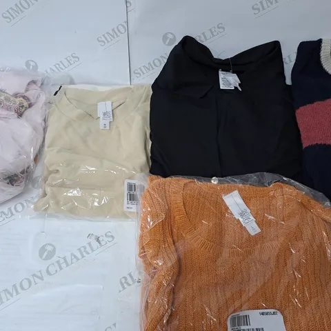 BOX OF APPROX 25 ASSORTED CLOTHING ITEMS TO INCLUDE - WYNNE LAYERS - ELITE STUFF - MONSOON