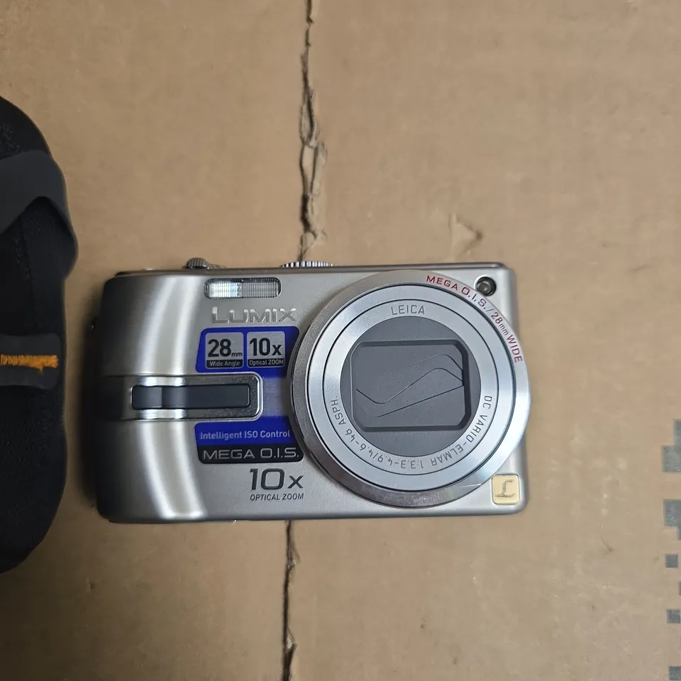PANASONIC LUMIX DIGITAL CAMERA WITH LEICA DC VARIO-ELMAR 28MM WIDE 10X ZOOM + CAMERA CASE 