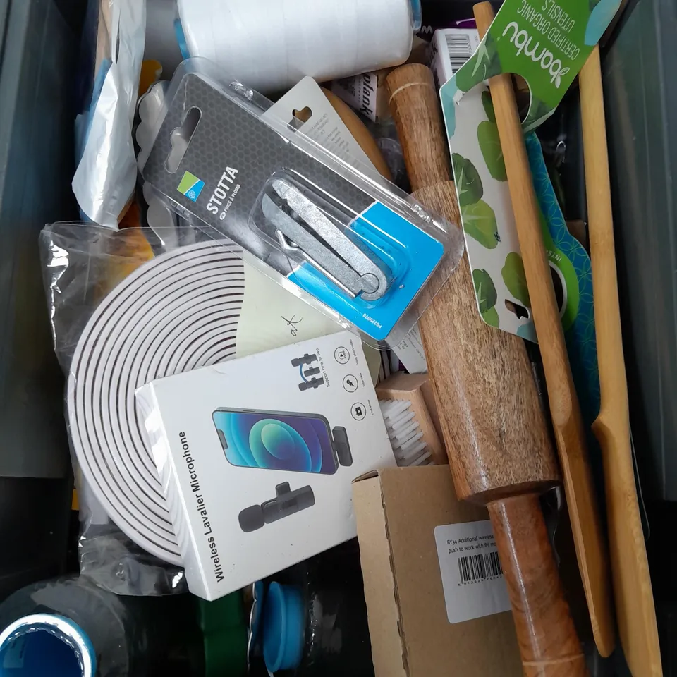 BOX OF APPROXIMATELY 15 ASSORTED ITEMS TO INCLUDE - PHONE MICROPHONE, SPATULA, ROLLING PIN ETC