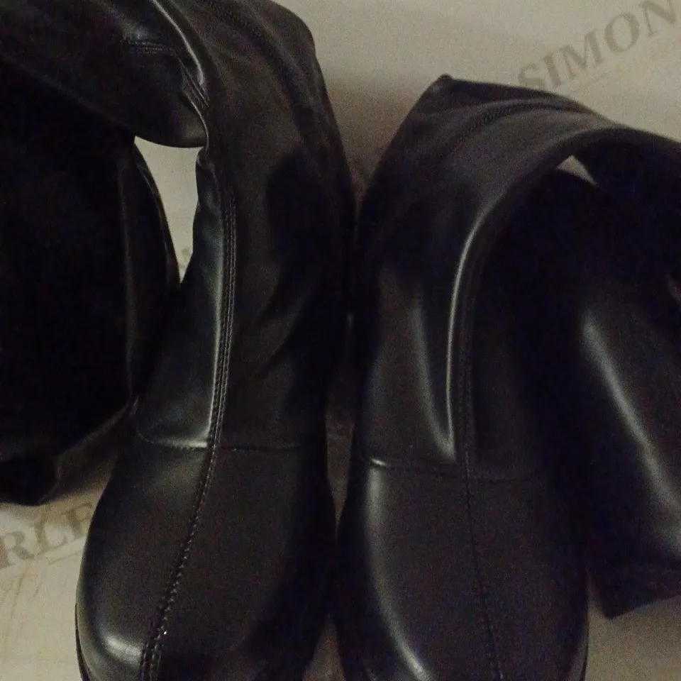 PAIR OF KOI WOMEN'S THE BALANCED UNIFLEX WIDE THIGH HIGH BOOTS SIZE 6