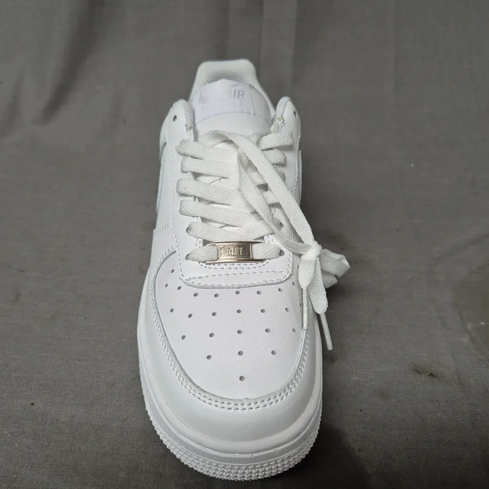 BOXED PAIR OF NIKE AIR FORCE 1 '07 SHOES IN WHITE UK SIZE 5