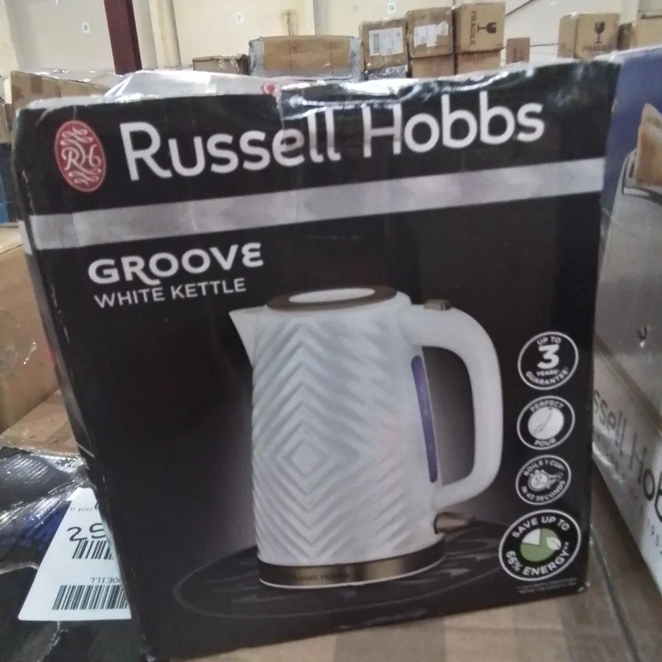 BOXED RUSSELL HOBBS GROOVE WHITE KETTLE 