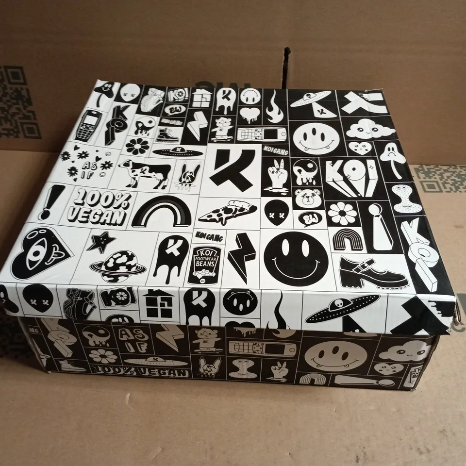 BOXED PAIR OF KOI HYDRA ALL BLACK MATRIX PLATFORM BOOTS - UK 6 