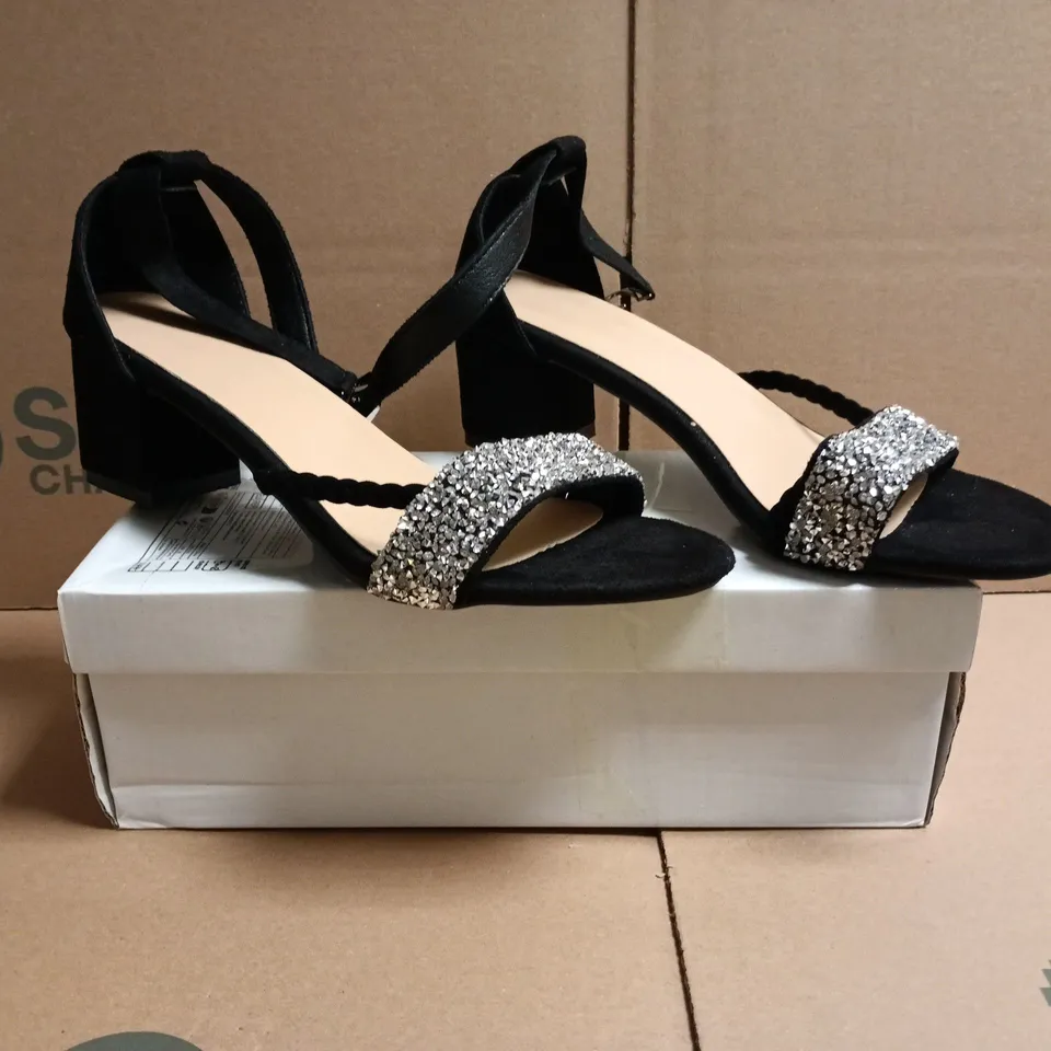 BOXED PAIR OF UNBRANDED OPEN TOE BLOCK HEEL SANDALS IN BLACK SIZE EU 39