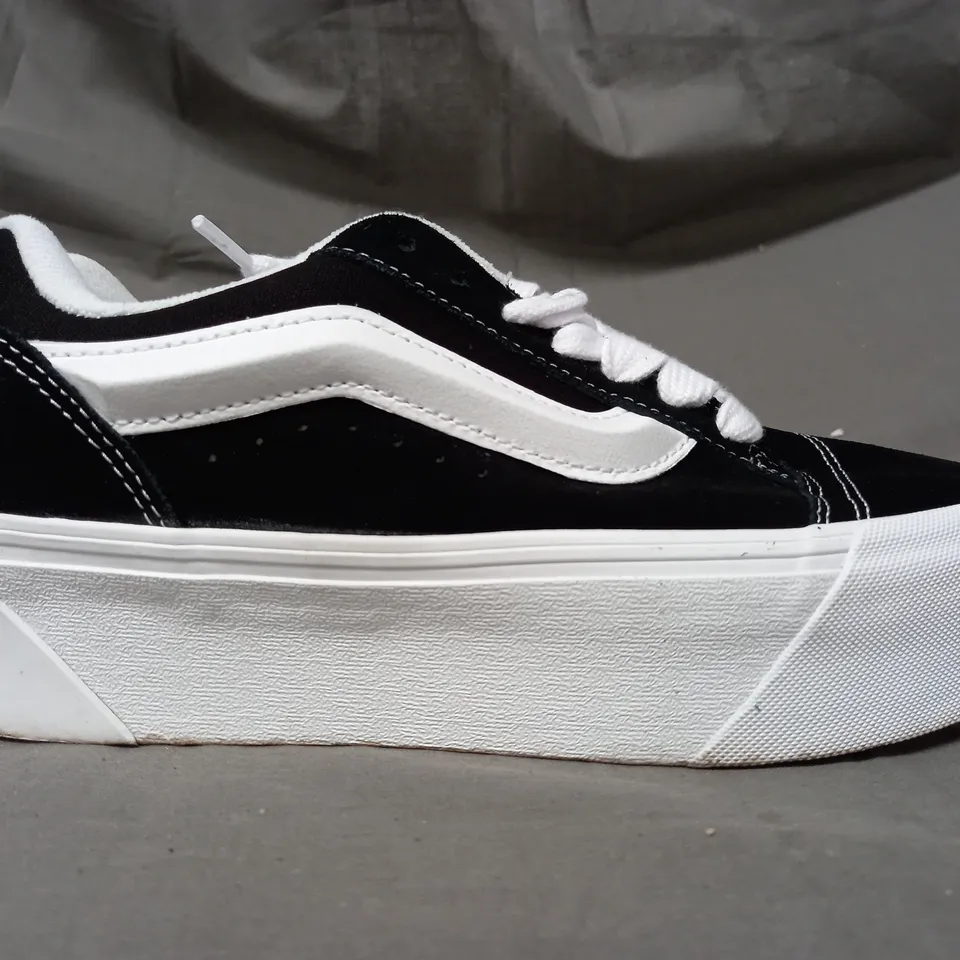 BOXED PAIR OF VANS PLATFORM TRAINERS IN BLACK/WHITE UK SIZE 7