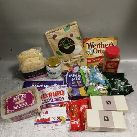 APPROXIMATELY 12 ASSORTED FOOD & DRINK ITEMS TO INCLUDE - CADBURYS MINIS MIX - WILLIAMS CHOCOLATE CHIP BUTTER BISCUITS - WETHER'S ORIGINAL BUTTER CANDIES - ETC