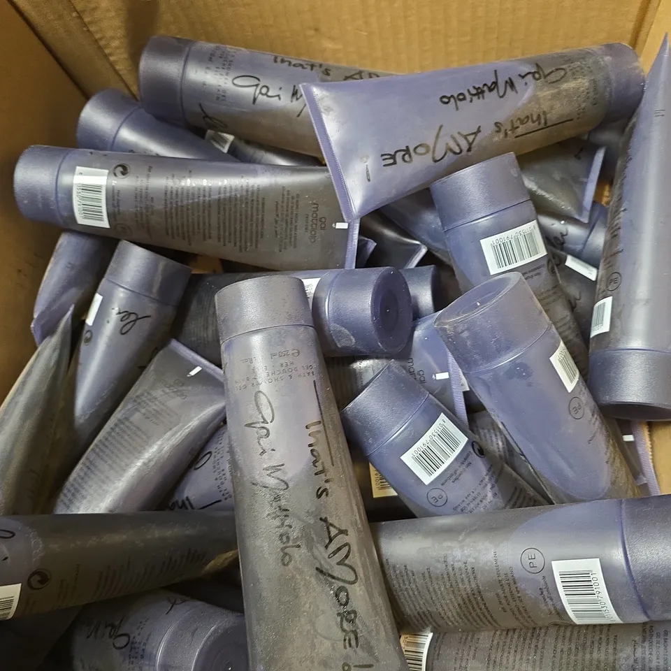 BOX OF APPROXIMATELY 15 GAI MATTIOLO THAT'S AMORE SHOWER GEL 250ML WOMEN