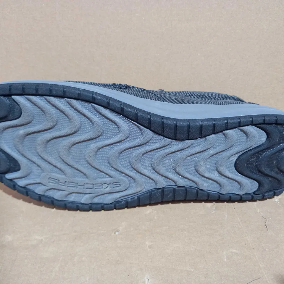 BOXED PAIR OF SKECHERS MEN'S ARCH FIT MELO CANVAS SLIP ON SHOE UK SIZE 9