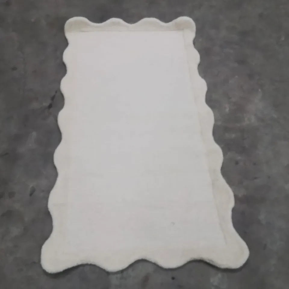 QUALITY DESIGNER AREA RUG - APPROXIMATELY 160X90CM