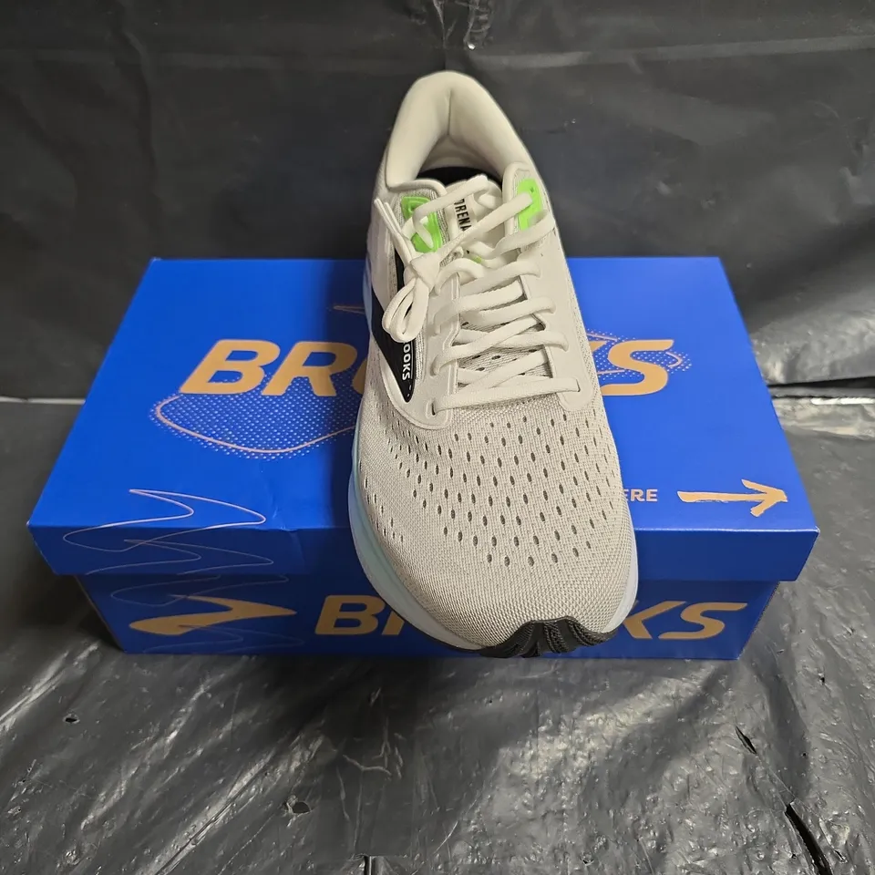 BROOKS ADRENALINE GTS 24 RUNNING SHOES – MEN'S UK 11 (US 12), LIGHT GREY WITH NEON ACCENTS