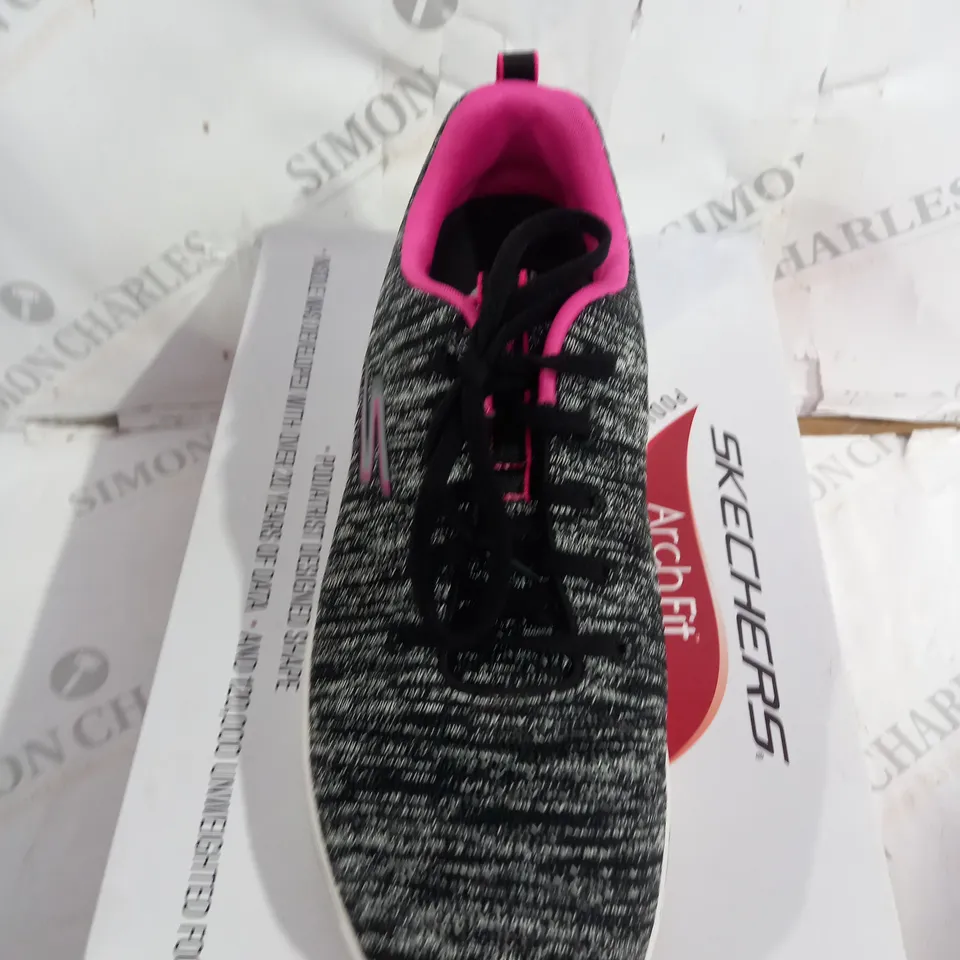 SKECHERS ARCHFIT PODIATRIST CERTIFIED ARCH SUPPORT IN BLACK/PINK SIZE 7