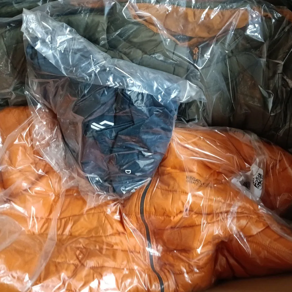 APPROXIMATELY 11 ASSORTED REGATTA/DARE2B CLOTHING ITEMS IN VARIOUS SIZES, STYLES & COLOURS TO INCLUDE BOLD SHORTS, HURDEN JACKET, MARIZION JACKET, ETC