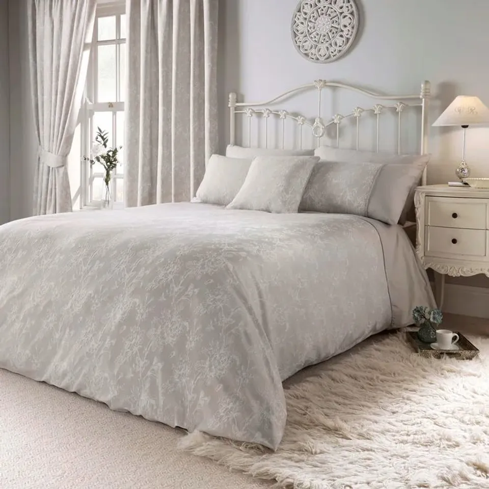 VITTORIA BEDSPREAD COLOUR SILVER 