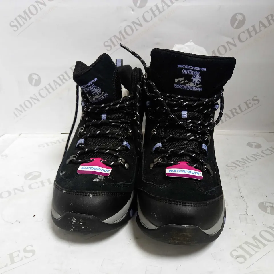 SKECHERS BLACK & GREY LACE-UP WALKING/HIKING BOOTS - UK SIZE 7