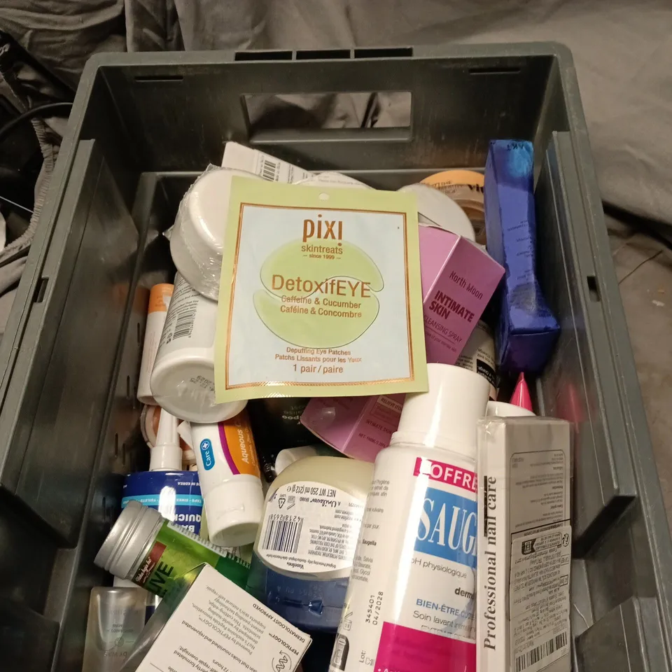  APPROXIMATLEY 20 ASSORTED COSMETIC ITEMS TO INCLUDE EYEBROW TRIMMER, TOOTHPASTE, CINCH CLEANSER, BATH BOMBS ETC