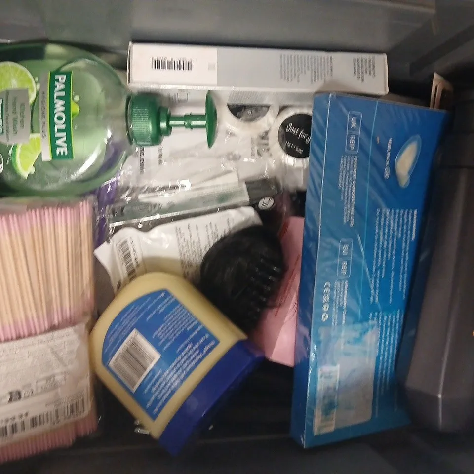 APPROXIMATELY 15 ASSORTED COSMETIC ITEMS INCLUDING VARIOUS MAKES AND BRANDS - COLLECTION ONLY