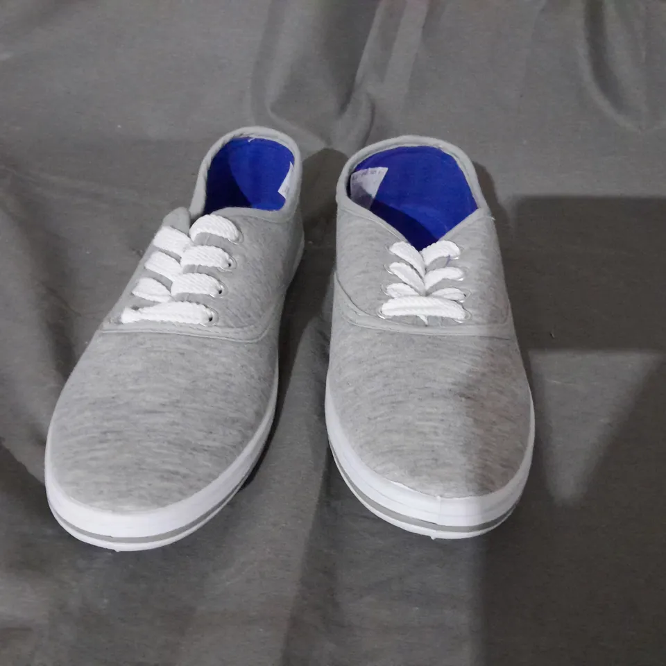 APPROXIMATELY 8 BAGGED PAIRS OF GREY PUMP STYLE SHOES TO INCLUDE SIZE 5