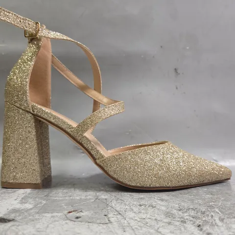 BOXED PAIR OF COAST POINTED TOE BLOCK HEEL SANDALS IN METALLIC GOLD GLITTER SIZE 4