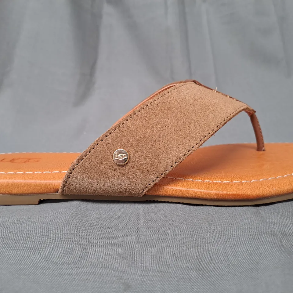 BOXED PAIR OF UGG CAREY FLIP FLOPS IN CHESTNUT UK SIZE 6