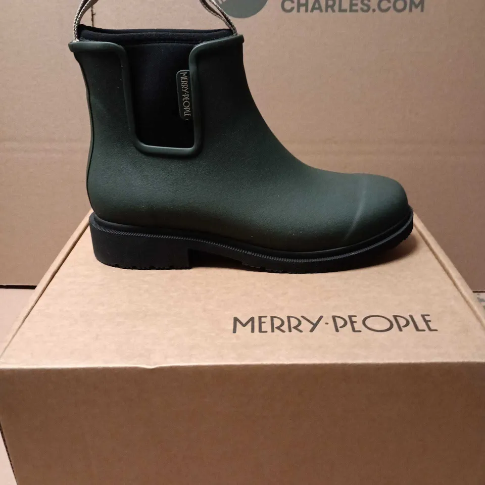 MERRY PEOPLE GREEN RUBBER CHELSEA BOOTS SIZE 6