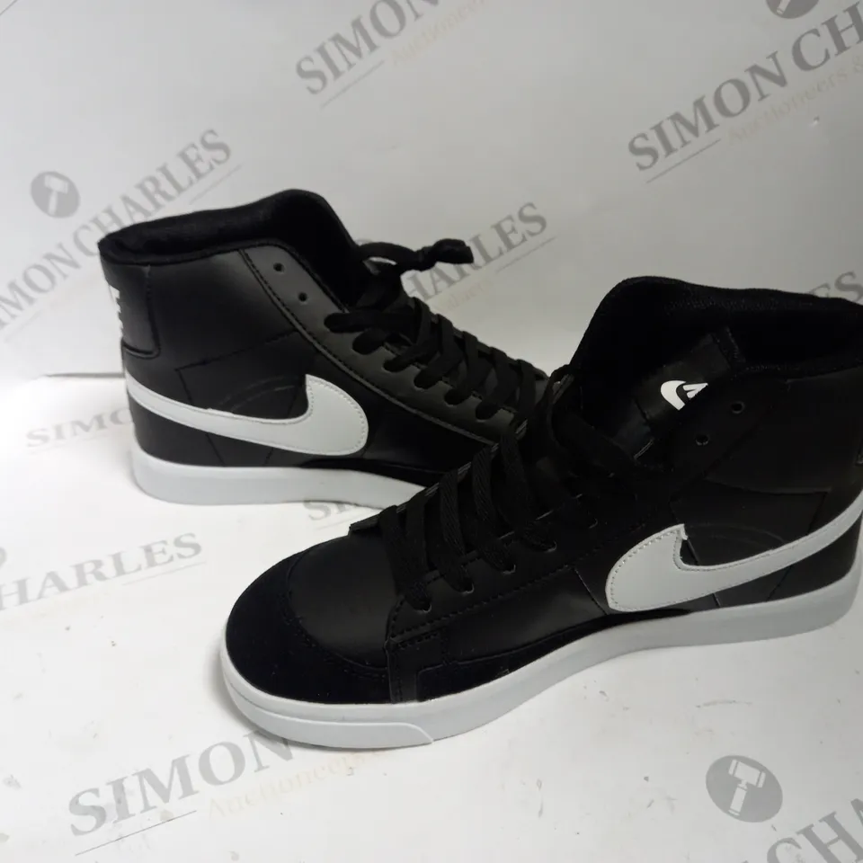 BLACK AND WHITE NIKE TRAINORS SIZE 38