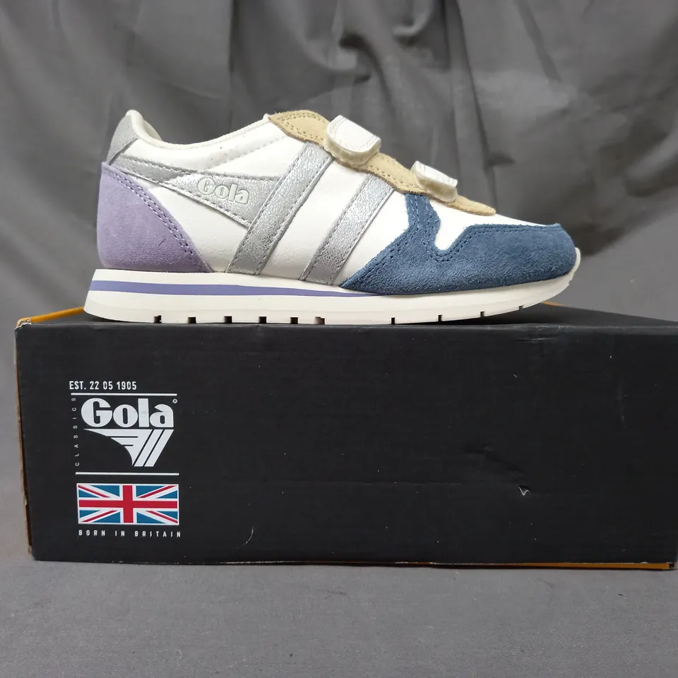 BOXED PAIR OF GOLA DAYTONA KIDS SHOES IN WHITE/BALTIC/SILVER UK SIZE 11